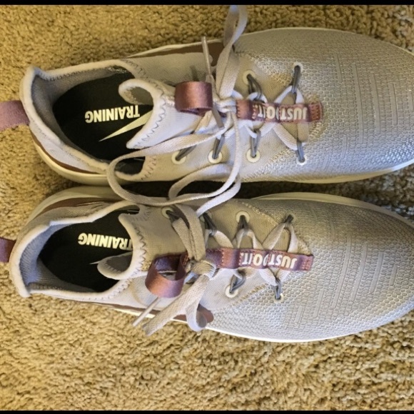 Women’s Nike size 10 - Picture 3 of 4